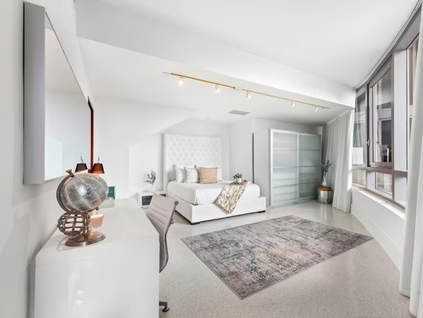 Luxury South Beach Vacation Rental- Ocean View Condo with 3 Pools & Spa